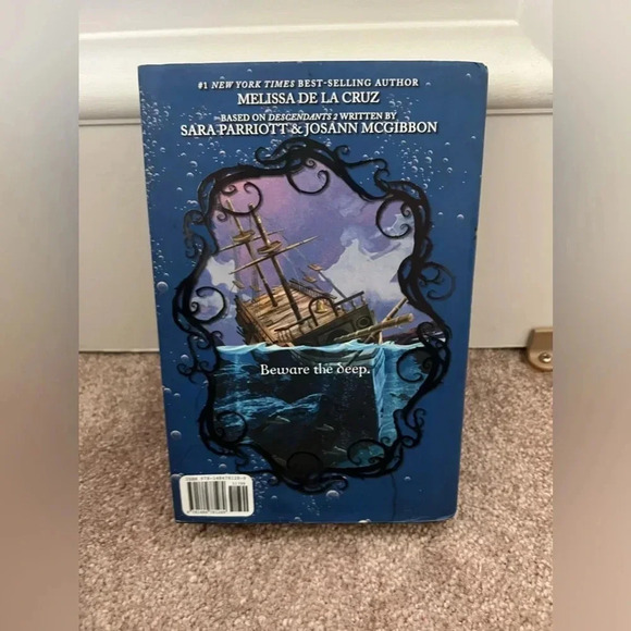 Disney The Descendants Rise of the Isle of the Lost hardcover book De La Cruz - Picture 5 of 7